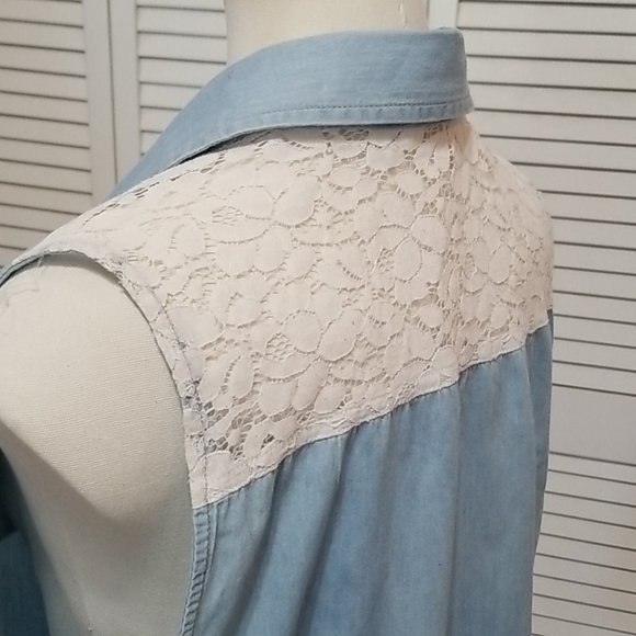 Sleeveless Blouse - Picture 1 of 6